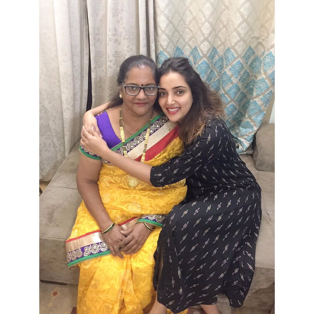 bhosle_rupali's tweet photo. HAPPY MOTHER’S DAY to all the beautiful Moms out there❤️🤗🥰
Mother’s are very special , just a day is never going to justify to shower our love for them however , we can make use of this day to Make them feel special as never before.
#RespectWoman #RespectMotherhood 
I LOVE YOU https://t.co/iPeIvbRe2E