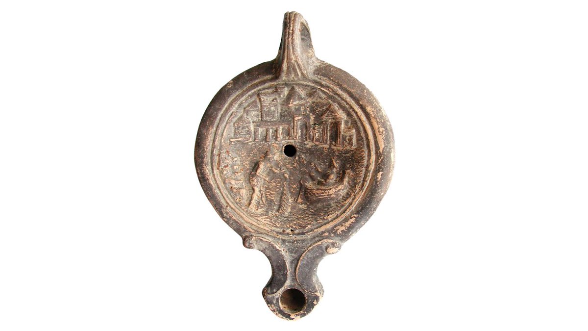 muprevalencia's tweet image. 🔎 Les decoracions de les llànties romanes són una atractiva finestra per a conéixer diferents aspectes d’aquesta cultura.
 
🎣 A aquesta #Llàntia africana (s. II-III dC) del #CatàlegMupreva veiem una escena de pesca amb un pescador en vaixell amb canya i altre en terra amb xarxa