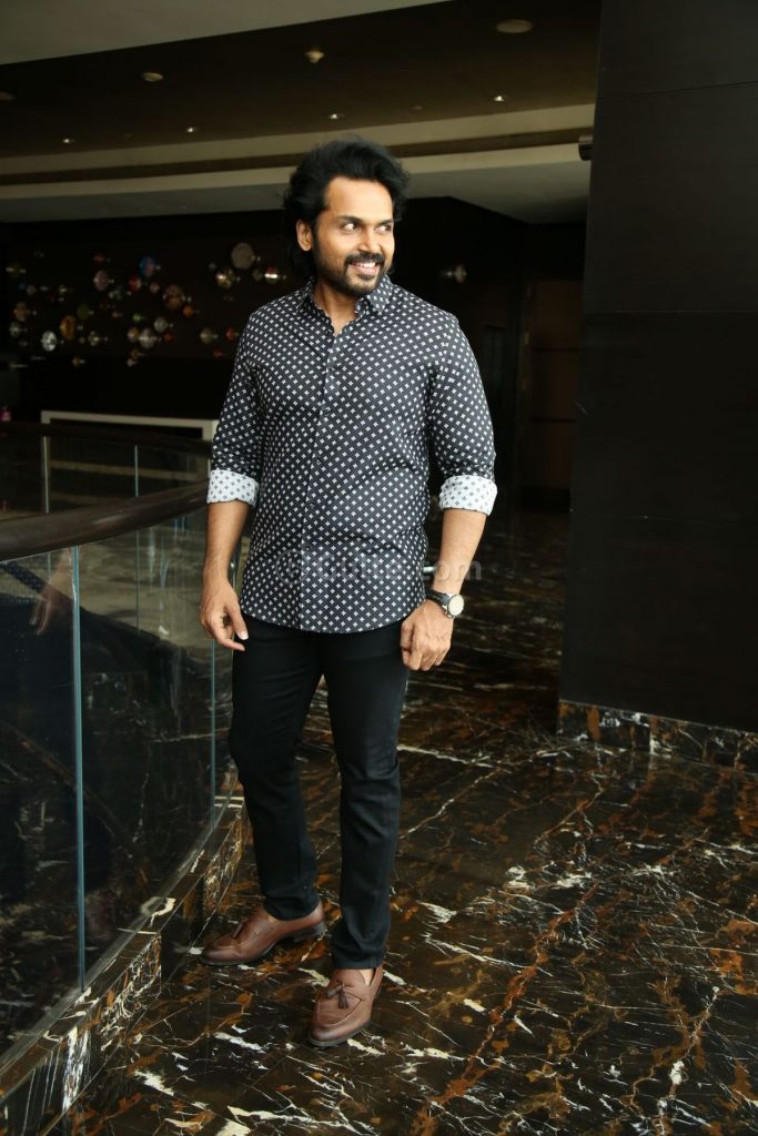sridhar_botha's tweet photo. Wishing The Kind Hearted @Sampoornesh Garu A Very Happy Birthday From @Karthi_Offl Fans !! ❤️❤️
మీరు ఎప్పుడు సంతోషంగా ఉండాలి..... మంచి మంచి సక్సెస్ లు చూడాలని కోరుకుంటున్నాం !! 🙏🙏
#HBDSampoo #HBDSampoornesh
#Karthi #Sulthan #Sardar https://t.co/xgYSxMJjuO