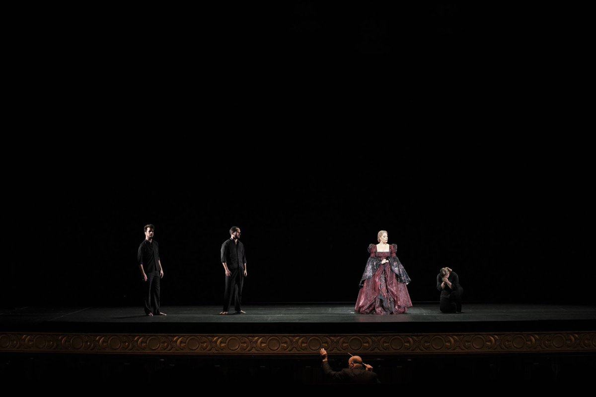 JordiMadd's tweet photo. Una #diva de la nostra època #ressenya @LaVanguardia “Les tres reines“ amb @SondraRadvan al @Liceu_cat Un reto al alcance de muy pocas: #crítica escenas finales #TrilogíaTudor #Donizetti por #Radvanovsky #soprano &amp; @riccardofrizza en #Liceu #belcanto #Barcelona #ópera https://t.co/XJzuPOcqio