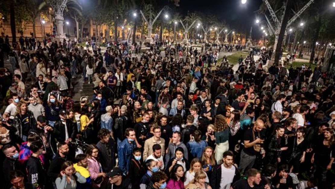 mar_uci's tweet photo. Fin del Covid? Fiestas masivas, sin mascarillas, etc. Todavía con UCIs llenas, ingresos más jóvenes y muertos cada día! Muchas gracias a todos los responsables de esto! @mar_uci @hospitaldelmar https://t.co/KsVv2FgJSc