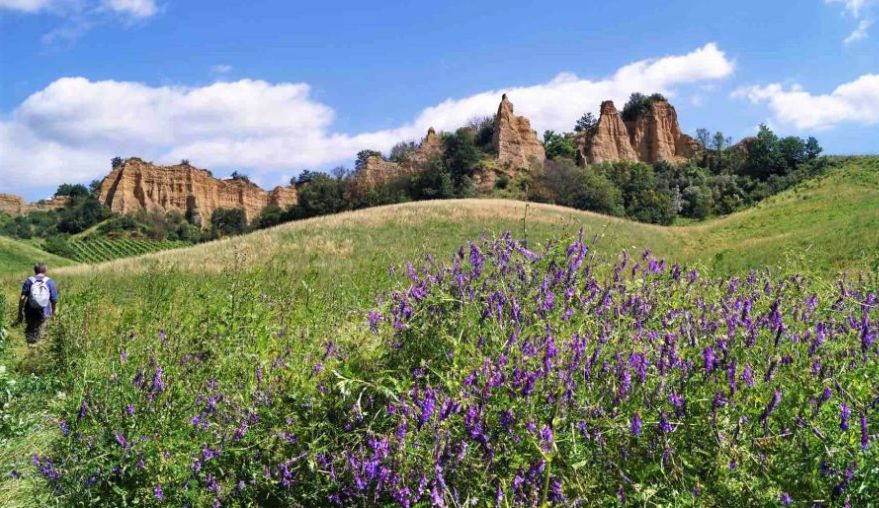 regionetoscana's tweet photo. #ScoprilaToscana
Area protetta dal 1988, le #Balze del #Valdarno sono una Monument Valley in miniatura nel cuore della Toscana, descritte da #LeonardodaVinci che per primo le studiò e e le dipinse in molte sue opere, tra cui sembra in sfondo a La Gioconda
https://t.co/4NCFrUFrgV https://t.co/88xseCNGtg