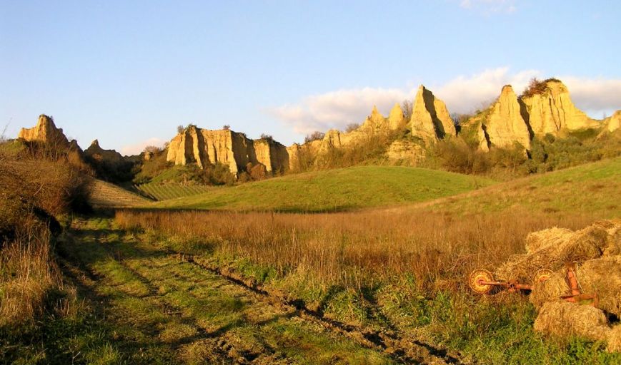 regionetoscana's tweet photo. #ScoprilaToscana
Area protetta dal 1988, le #Balze del #Valdarno sono una Monument Valley in miniatura nel cuore della Toscana, descritte da #LeonardodaVinci che per primo le studiò e e le dipinse in molte sue opere, tra cui sembra in sfondo a La Gioconda
https://t.co/4NCFrUFrgV https://t.co/88xseCNGtg
