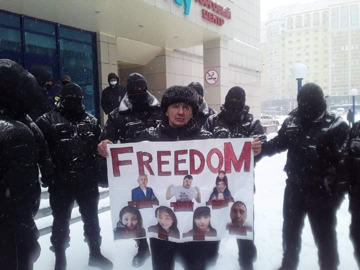 Ardak_Bekten's tweet image. 1/4
🔴 05/09/2021 #ASTANA

 On May 5, 2021, civil activist Yerbolat  #BAYMENOV was illegally detained by police officers.  For 3 days, civil activists were looking for him, no one knew his whereabouts.

@JosepBorrellF @2021PortugalEU
@RenewEurope

#EU2021PT #TimetoDeliver #MEPs