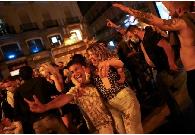 ForretsGump's tweet photo. Anoche, Puerta del Sol, celebran fin del Estado de Alarma al grito de Libertad de Ayuso.
Estos #subnormales no se enteran, se acabó el toque de queda pero no el Covid.
En 15 dias podrán elegir entre ir al Zendal o morir en casa, eso sin contar a los familiares que contagiarán. https://t.co/eAPZnm2Fr7