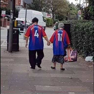 Cult24gr's tweet image. Μια ηλικιωμένη συνοδεύει το παιδί της με ειδικές ανάγκες για να πάνε να δούνε αγώνα της Κρισταλ Πάλας για την Ημέρα της Μητέρας.