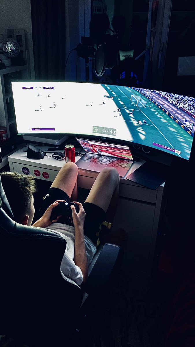 donabel1977's tweet photo. When the postman knocked on your door and delivered this, and you discovered that your 15-year-old son had purchased a 49-inch curved monitor from his earn money #teenagers #YouTuber #Influencers https://t.co/mZLoyko3nO