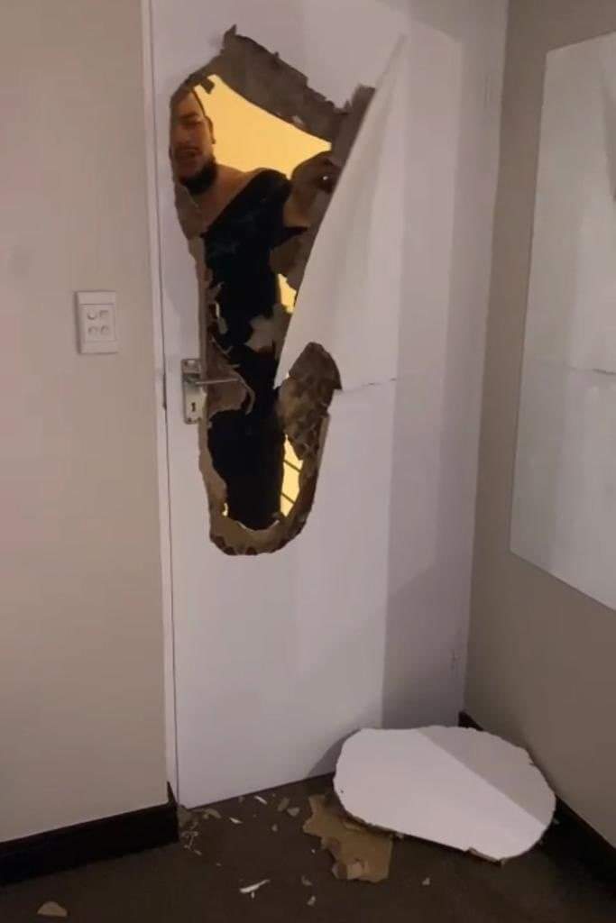 kamo_marven's tweet photo. Kiernan broke down the door to enter the bedroom where Anele was hiding. Apparently this happened a month before her death. https://t.co/xLapwQNk6Z