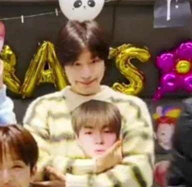 พี่โยชิเลี้ยงน้องเยม             น้องเยมเลี้ยงพี่โยชิ