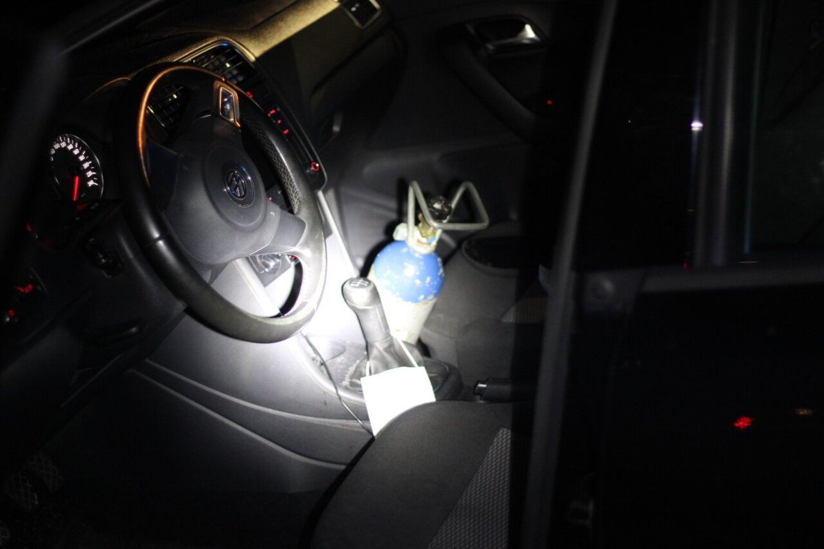 Auto aangetroffen met lachgastank; Politie doet onderzoek - #Drenthe -..