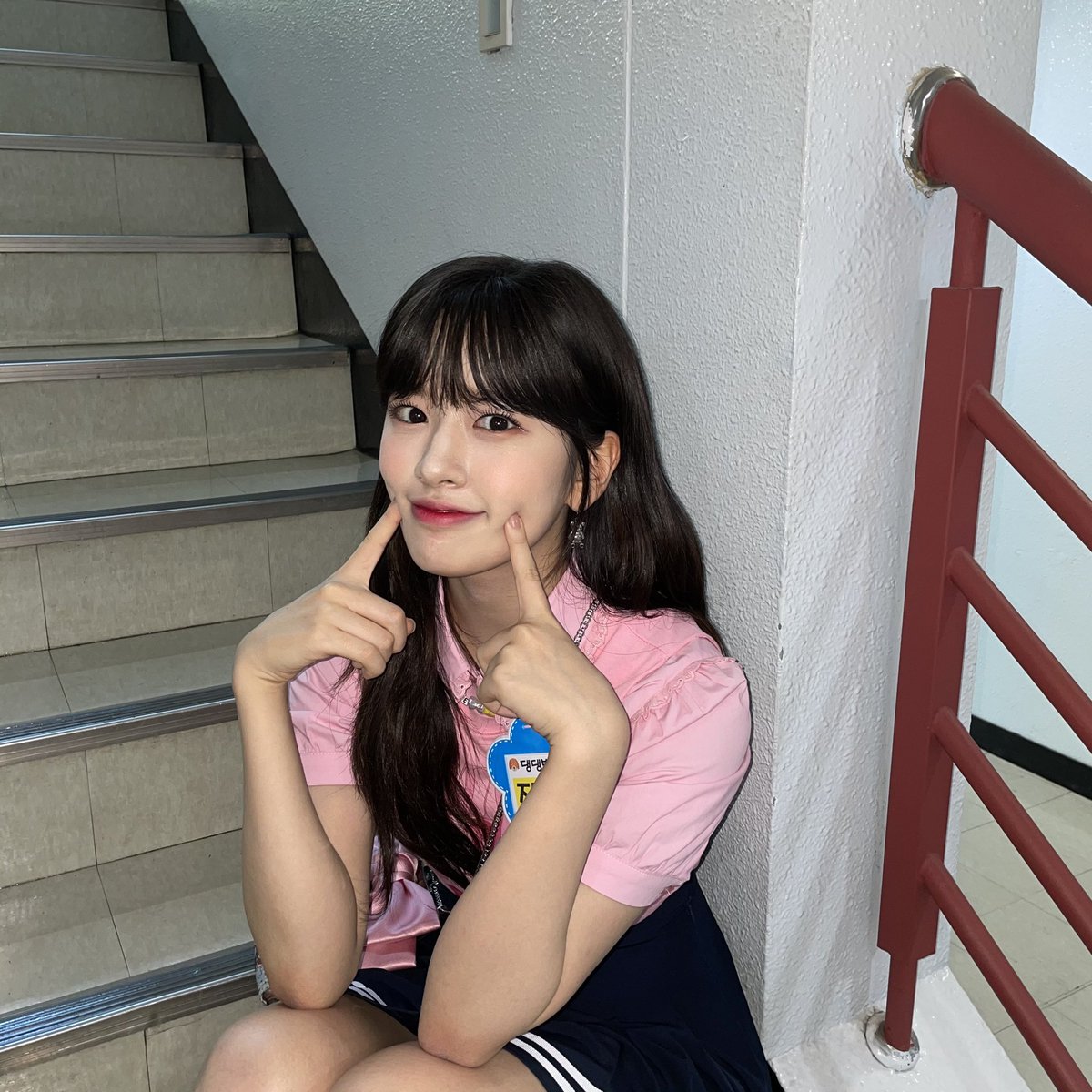 STARSHIPent's tweet photo. [#안유진]
210509 #SBS #인기가요 완료 💕

아기지니와 싱크로율 901퍼 💘
댕댕반 지니와 함께해서
어린이날보다 더 설레고
행복했던 오늘의 지니가요 완료! 🐶💙

#유진 #ユジン #ANYUJIN https://t.co/jBL6nugJEf