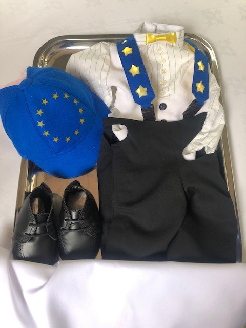 EU_Commission's tweet photo. Happy 🇪🇺 #EuropeDay from one of 🇧🇪 Brussels’ most famous residents, Manneken Pis!  

Dressed up today in blue and yellow to celebrate peace, unity, diversity and solidarity in Europe. 

@EU4BE https://t.co/TolvqtuQAZ