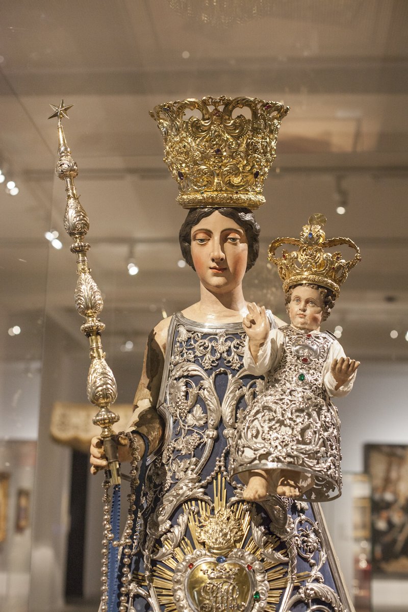 M_useumLeuven's tweet photo. Voor #moederdag is niets te veel, toch?
Dit Mariabeeld werd rijkelijk versierd met zilver. 't Is een voorbeeld van een 'staakmadonna' - bedoeld om mee te dragen in processies.
🎨 Maria 19de eeuw, Jezuskind 18de eeuw. 👀 in #Bewogen.
© M Leuven, 📷: @milesfischler https://t.co/dGdjPEqvaf