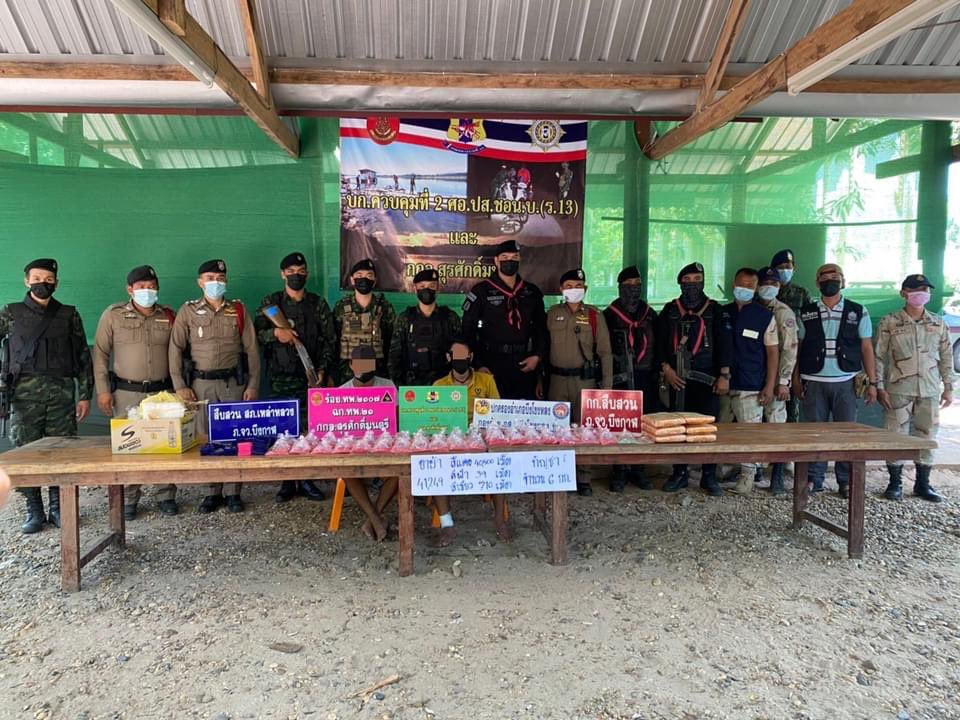 why_thahan's tweet photo. ทหาร กกล.สุรศักดิ์มนตรี #สกัดกั้นการลักลอบขนยาเสพติด ของกลุ่มขบวนการค้ายาเสพติด สามารถจับกุมผู้กระทำผิดได้ 2 ราย พร้อมของกลางยาบ้า จำนวน 41,249 เม็ด, กัญชาแห้งอัดแท่ง น้ำหนัก 6 กก. ในพื้นที่ อ.บึงโขงหลง จ.บึงกาฬ
#ทหารมีไว้ทำไม https://t.co/PM8OWeimUj