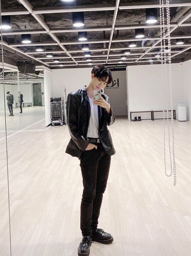 seonghwa& #39;s long legs ㅡ a thread bc there& #39;s no more ugly twitter crop