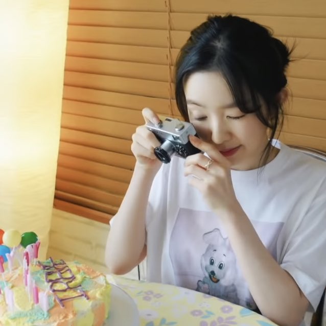 Irene noona, Bae Joohyun noona, leadernya Red VelvetYang paling ku suka dari Irene noona ya tentang visual nya dia yang bukan main sih... Sikap nya juga, nunjukin sisi tenang nya, halus orangnya, dan cenderung tenang. Keliatan anggun bangetㅤㅤ