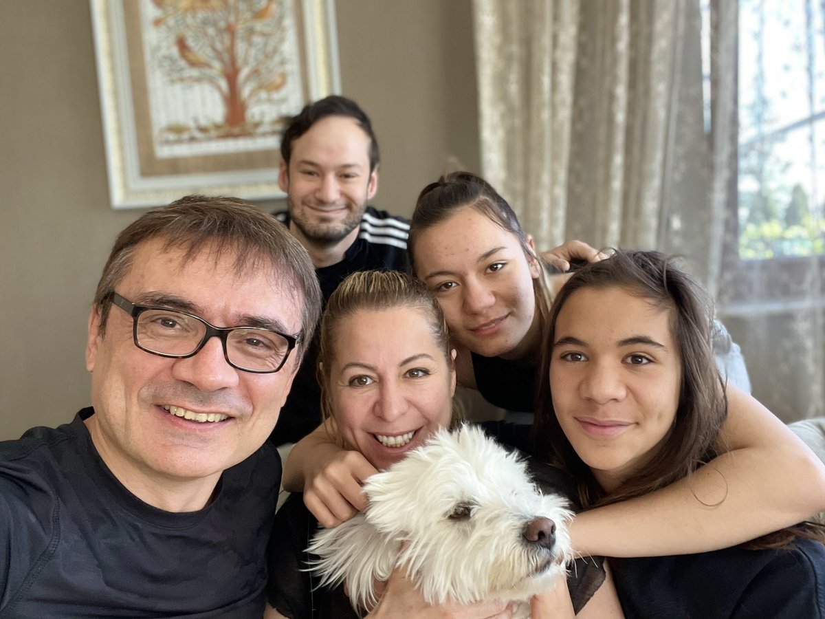 Annelik ruhunu taşıyan, çocuklarına eşlerine çiçeklerine böceklerine kedilerine köpeklerine her türlü fedakarlığı göstermekten kaçınmayan almaktan çok vermeyi keyfe dönüştürenlerin annelerin günü kutlu olsun 🥰🎉🎊💐