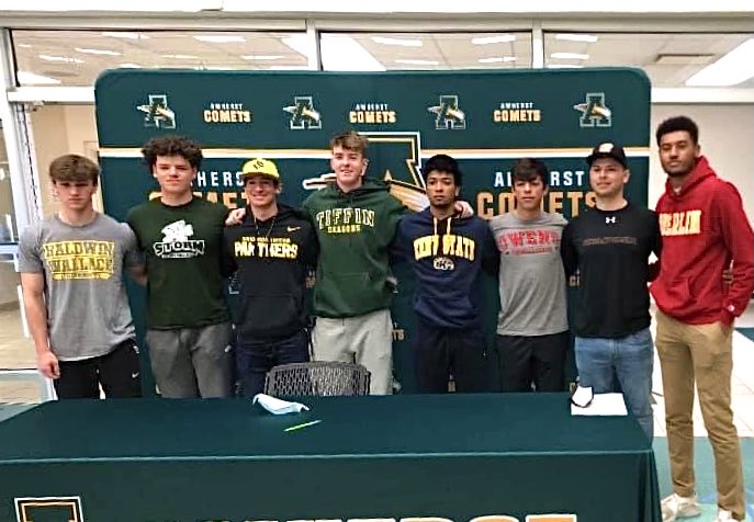 StanleyQualls's tweet photo. Proud of these young men &amp; looking forward to watching their collegiate careers! Class of 2021, Amherst Steele HS, signing day! https://t.co/FncG2IPZ2i