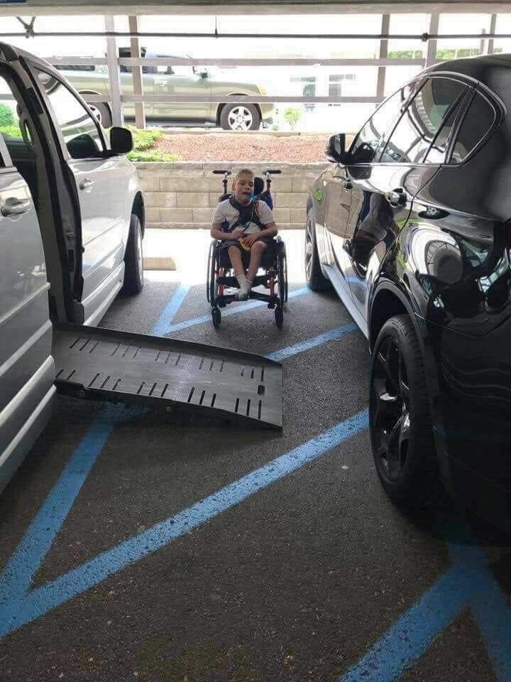 Ovo je razlog zbog čega ne smete parkirati u prugastoj zoni parkinga...molim podelite.