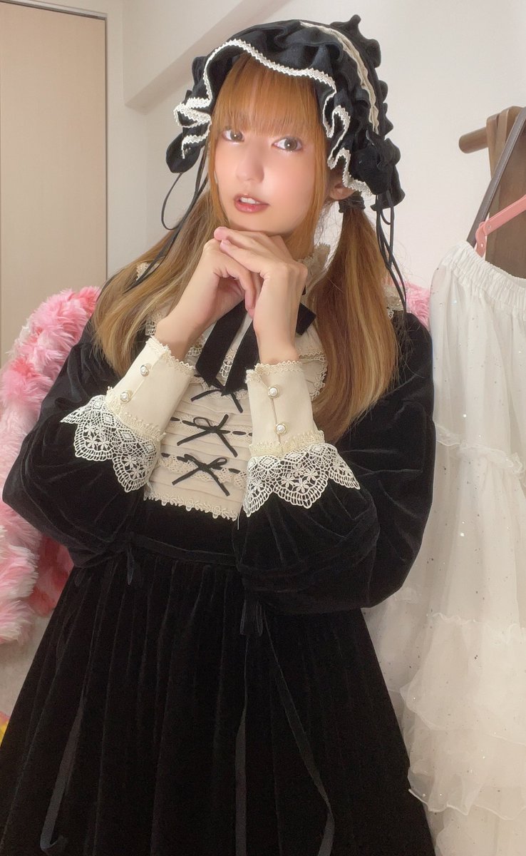 マジョノカ渚 今日めちゃくちゃ暑いから昨日のうちに着られて良かった 中国ブランドのchris Houseさんの ベルベットワンピースとヘッドドレスです