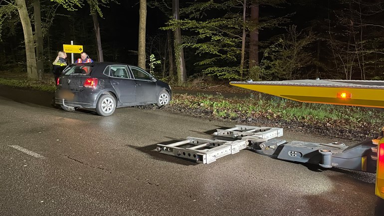 Auto raakt van de weg, bestuurder nergens meer te bekennen: Een bestuurder van een auto is gisteravond van de weg geraakt aan de Wolfsbergenweg in Emmen.