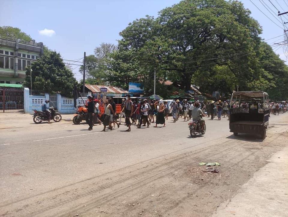 MYINMU, Sagaing Region:

A protester was shot dead and another got injured by Terrorists (Myanmar security forces) during a violent crackdown on protesters. They abducted 2 protesters. They opened gunfire when the people demanded to release abductees immediately. 

#May9Coup