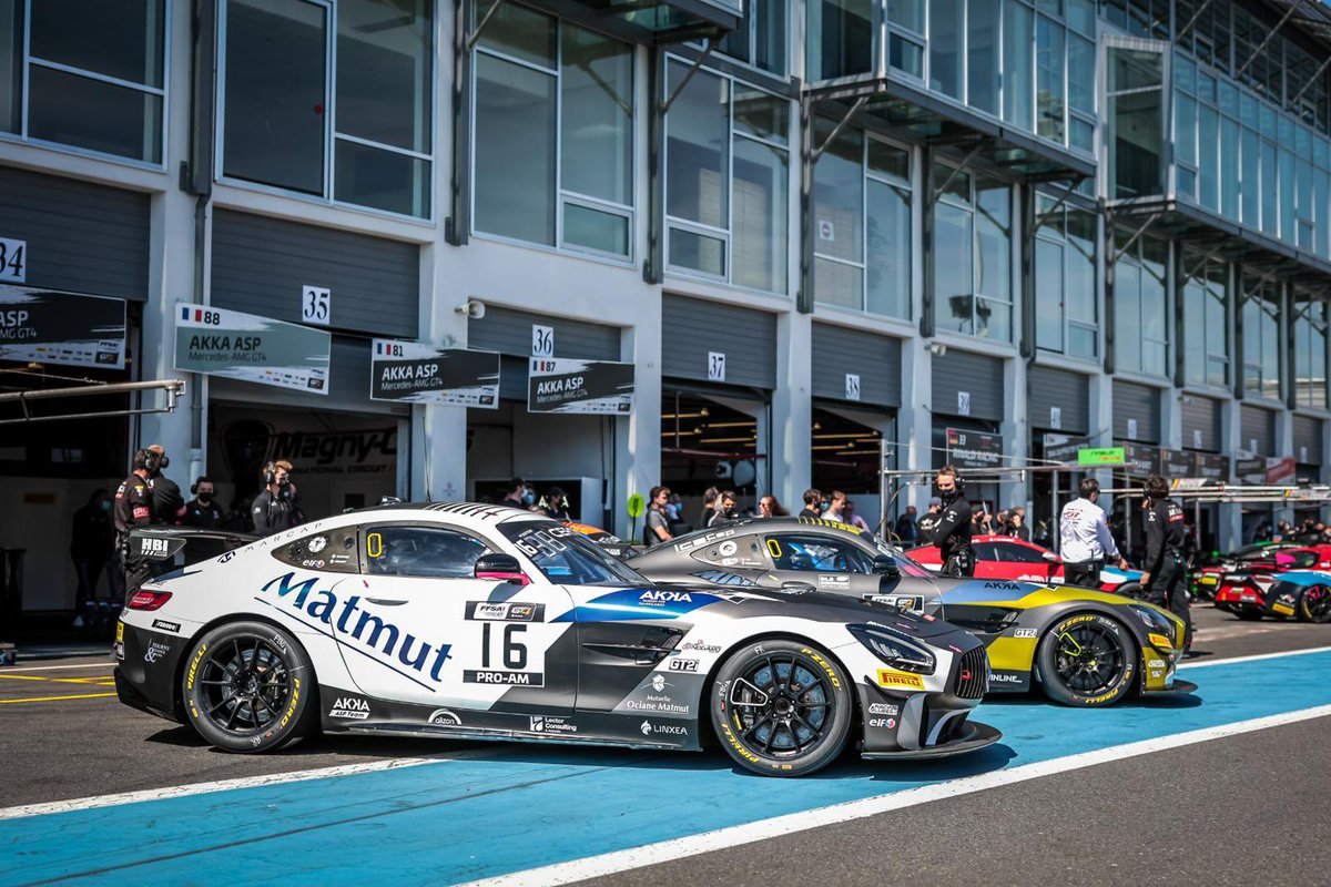 Matmut's tweet photo. 📌Championnat FFSA GT
Manche 2 – Magny-cours
🏁Course 1
De belles performances pour les équipages @AKKAASPTEAM !
Mais après l’excellent relais de Fabien Barthez, @thomasdrouetoff a été victime d’une crevaison.
RDV pour la course 2 à 12h05. Allez le team 💪
#insidetheteam https://t.co/P9yQcvLgdT
