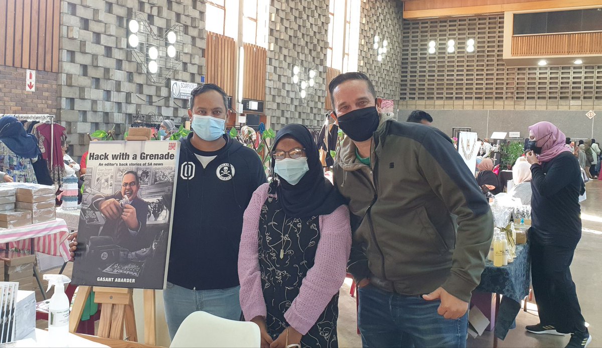 shamsur1's tweet photo. #EidPreMarket
Mariam with two Cape Town authors @GasantAbarder (#HackWithAGrenade) and Yusuf Daniels https://t.co/MGYOa0bfnI