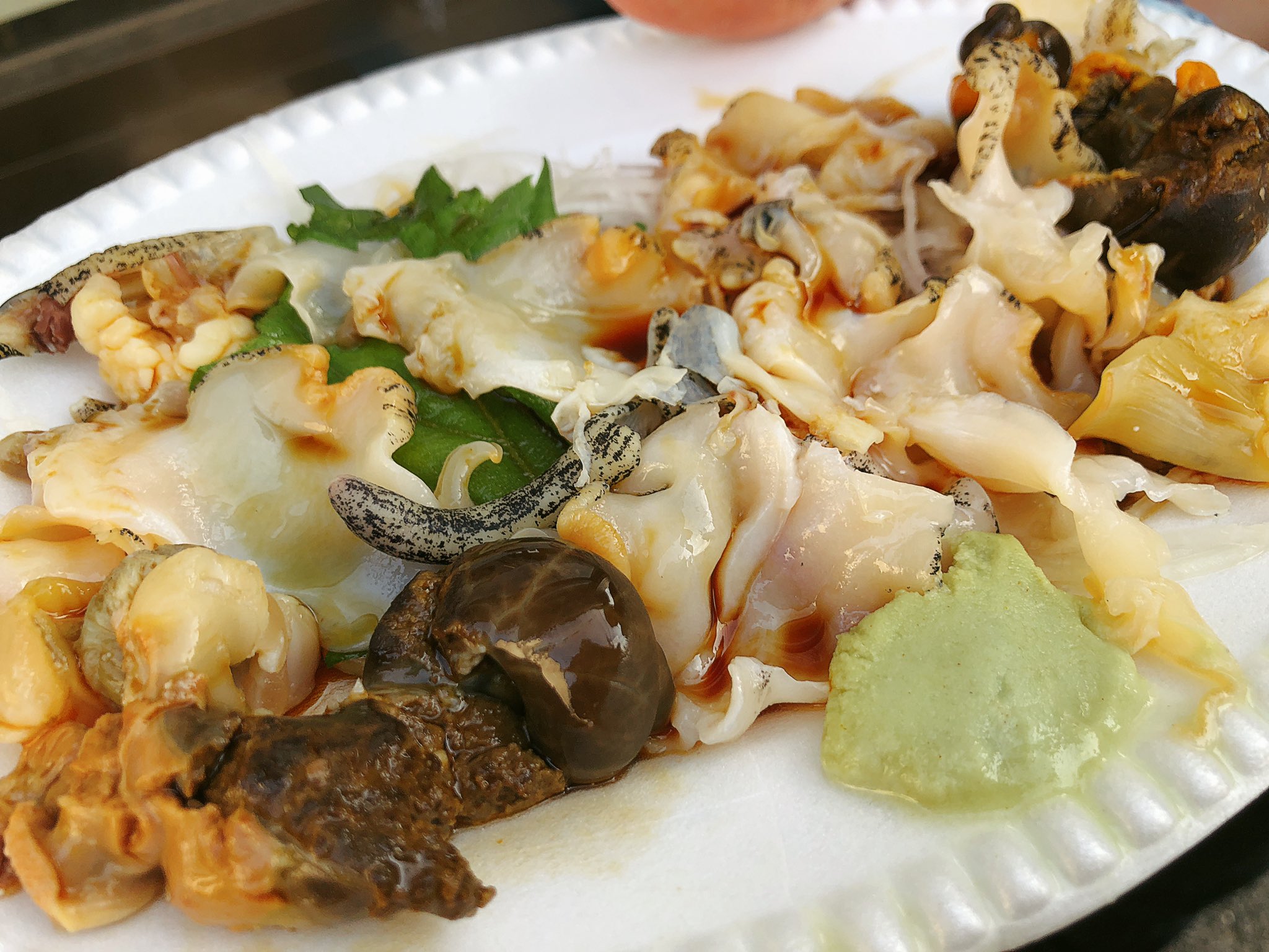 魔女っこれい 梶原 島忠 つぶ貝一皿700円 商店街のお魚やさん どれを食べるべきか悩んでいたら 全部オススメしたいよ と言われた 最高じゃん つぶ貝二つが肝 まで綺麗に捌いてあって皿いっぱい嬉しくなる こりこりした歯応えはあるけど硬くない つぶ