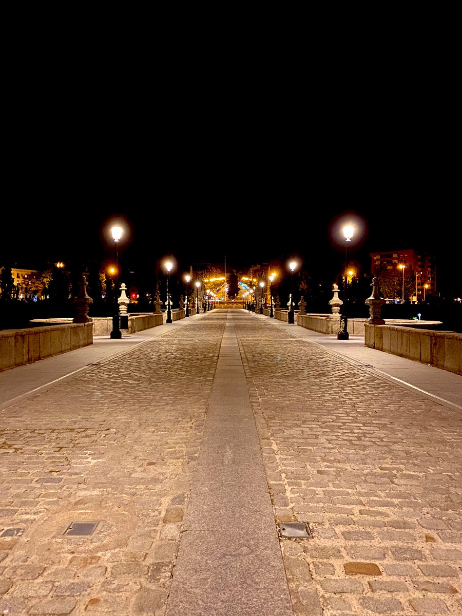 ana_glvn's tweet photo. Así estaba anoche el Puente de Toledo. https://t.co/TPTWJdnx5t