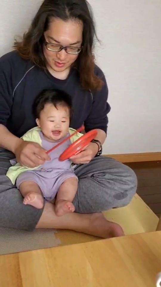mu_sei3's tweet photo. 英才教育(洗脳？w)スタート！

ケータイキャリアの失効直前ポイントでゲットしたぼんぼんだいこ♪

まずは遊ぶことから……(笑)

#太鼓 #taiko #和太鼓 #wadaiko #japanesedrum　#音遊び #子育て #育児 https://t.co/Z6W3g9dxwv