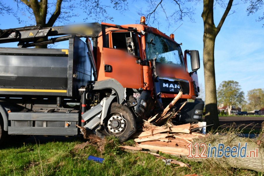 Gewonde en veel schade bij eenzijdig ongeluk met vrachtwagen in #Vriezenveen. 112 in Beeld.