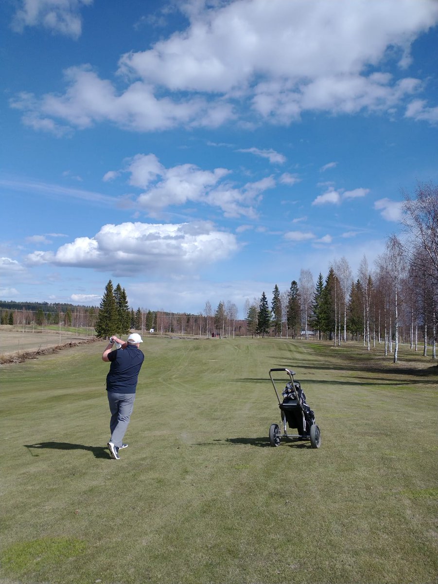 Oikein hyvää äitienpäivää kaikille! Kas niin lähti myös tulevan äidin caddiemasteroimana golf-kausikin käyntiin. :) Ja parempi pelaaja myös näytti mallia. #äitienpäivä #golf #tarinagolf #siilinjärvi