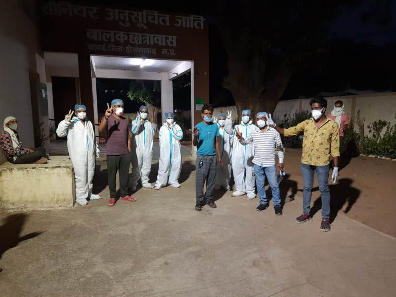 dmhoshangabad's tweet photo. कहानी सच्ची है

होशंगाबाद जिले में COVID19 मरीज स्वस्थ होकर अपने घर लौट रहें है। दृढ़ इच्छाशक्ति और आत्मबल से कोरोना पर जीत हासिल कर ब्लॉक बाबई के ग्राम मजलपुर के 40 वर्षीय छोटेलाल यादव अपने घर रवाना हुए। उन्हे शनिवार को स्वस्थ होने पर कोविड केयर सेंटर बाबई से डिस्चार्ज किया गया। https://t.co/Rb8KAu4E4w
