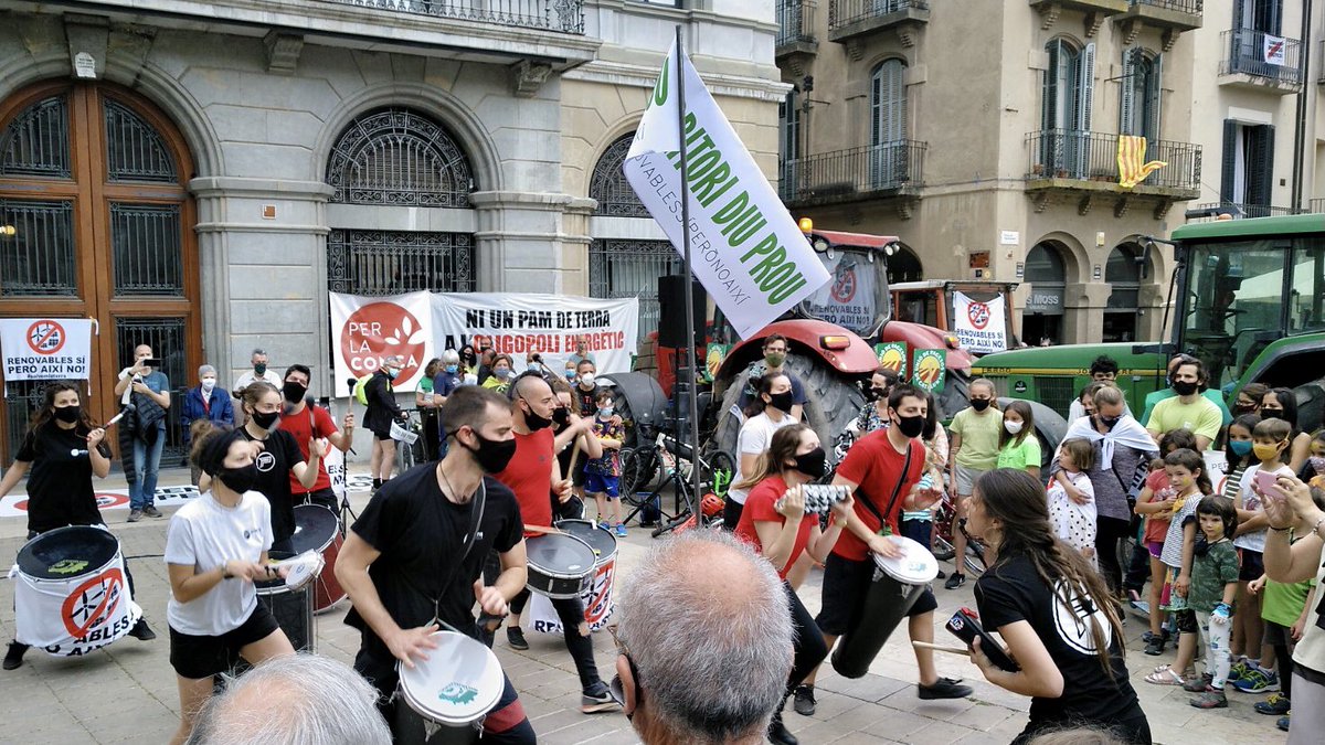 ERCAnoia's tweet photo. ✊Volem decidir quin és el nostre model energètic i on el volem.
Avui s’han omplert els carrers d’#Igualada en defensa de la nostra comarca‼️
#renovablessiperòaixíno #Anoia @ERC_ecologia https://t.co/V5DVm9R8Ul