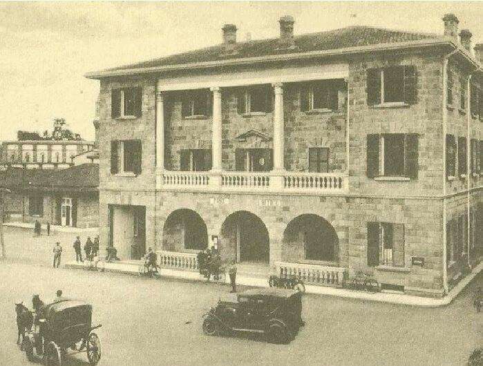 YanniPits's tweet photo. Enchanted by the idea that Cypriots were solely decedents of Ancient Greece, this played out in an architectural gaslighting. Initially via over the top  appropriation of Ancient Greek motifs and then a sudden retreat to a reserved, hybridised language when calls for enosis grew https://t.co/DcTGlIz7mw