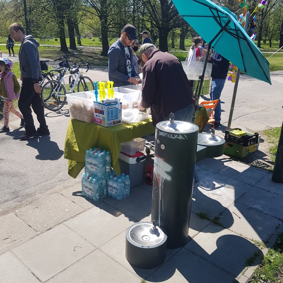 Darmowa woda w poidełku się skończyła. Możecie za to kupić u pana obok w plastikowej butelce za $$$... 

@ZarzadZieleni, nie wiem czy ryzyko zarażenia stojąc w ciasnej kolejce jest faktycznie mniejsze😑
