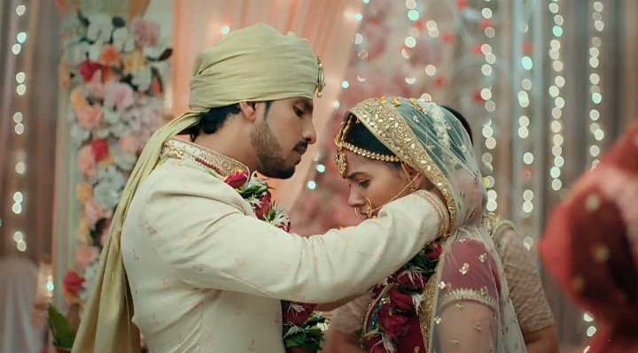 Shaadi samapan hua!Wouldn't be a dream wedding, but when destined it has to happen!They held hands, and lastly although Raavi tried to remove that sindur it landed on her <3 #2MonthsOfShiVi