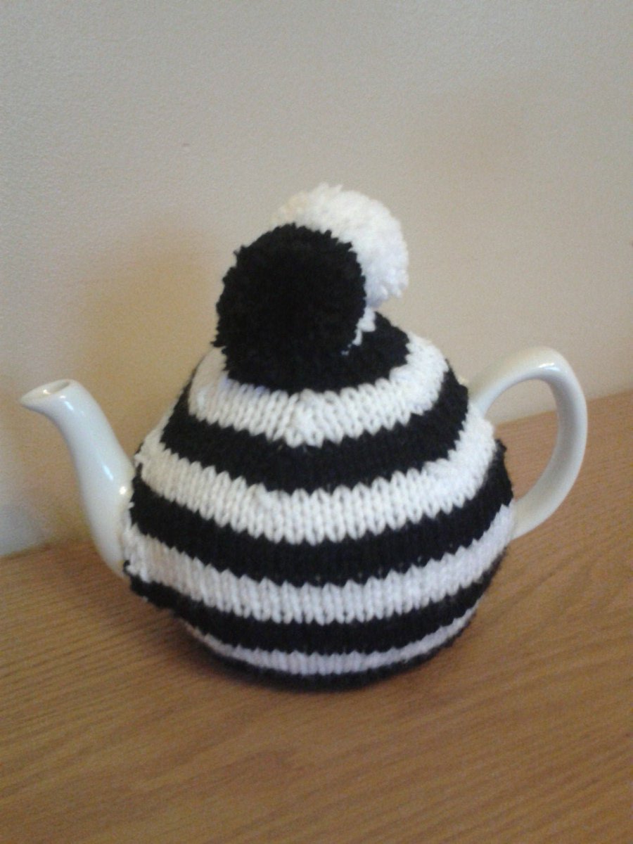 KnitandPromise's tweet photo. Day 9 of sharing for #breastcancerhaven   via #thebigteacosy - #today is the turn of my #stripeyteacosy #knittedteacosy #blackandwhitecosy #housewarming #etsyshop #fundraising #smeuk #SmallBusiness #SundayShare #HappyMothersDay #knit #knitandpromisecrafts  https://t.co/LK0zCe1nhZ https://t.co/YSa3kmNLCz