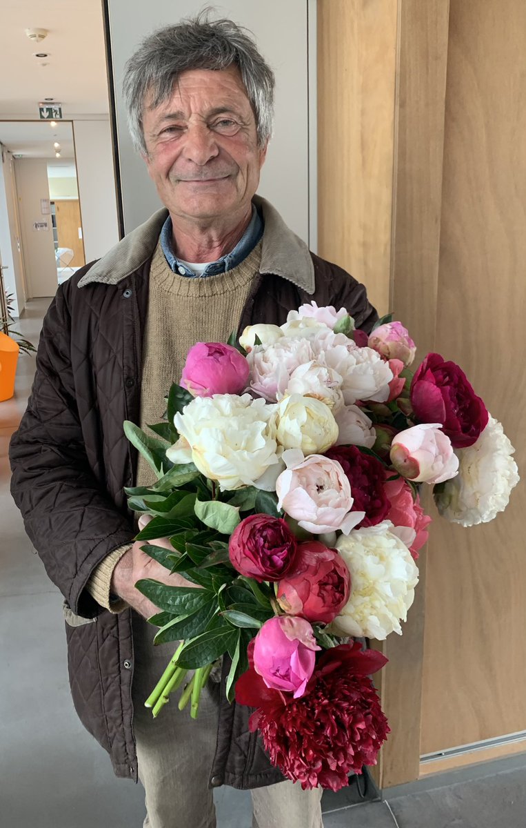 MagueloneP31's tweet photo. Les pivoines aux senteurs les plus divines de l’ouest débarquent au @MinToulouse grâce à #Dominique #horticulteur #Verfeil et son arrivée mardi pro sur le carreau des #producteurs 🥰 #achetezdesfleurs #nosproducteursontdutalent @val_hor @FleursRungis @lien_horticole @agencevache https://t.co/RPgVW2rxqs