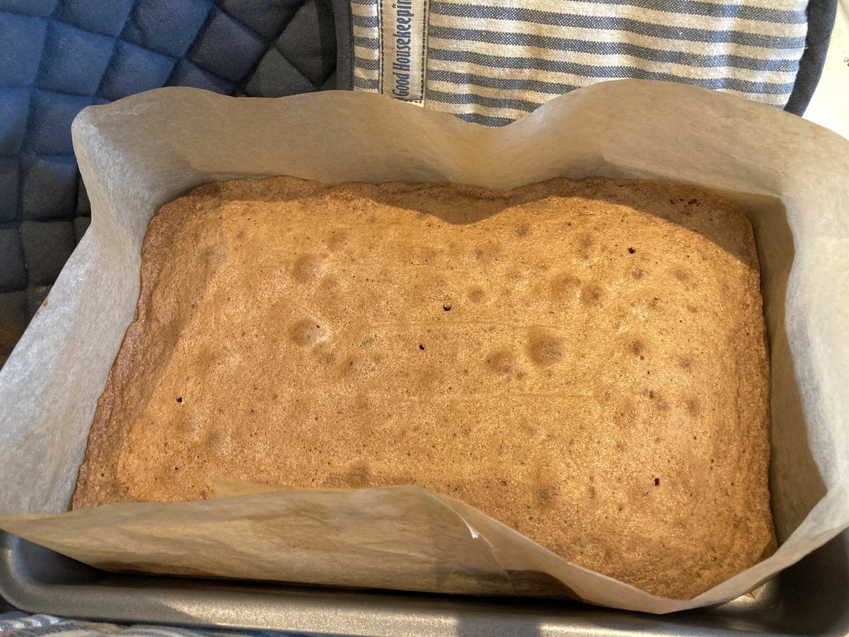 wurdsmyth's tweet photo. I made a chocolate cake. Kettle’s on. Elevensies, anyone? ✨🥰✨
#WurdyBakes
#VirtualCake https://t.co/4e8a9nCIs2