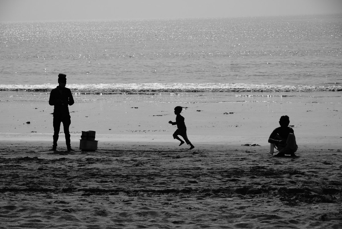 DeepakNuna's tweet photo. What's happening there!! Any guess?
#goodafternoon @Twitter #beachvibes #beachlife #photography #Mumbai https://t.co/ObTyu45nJi