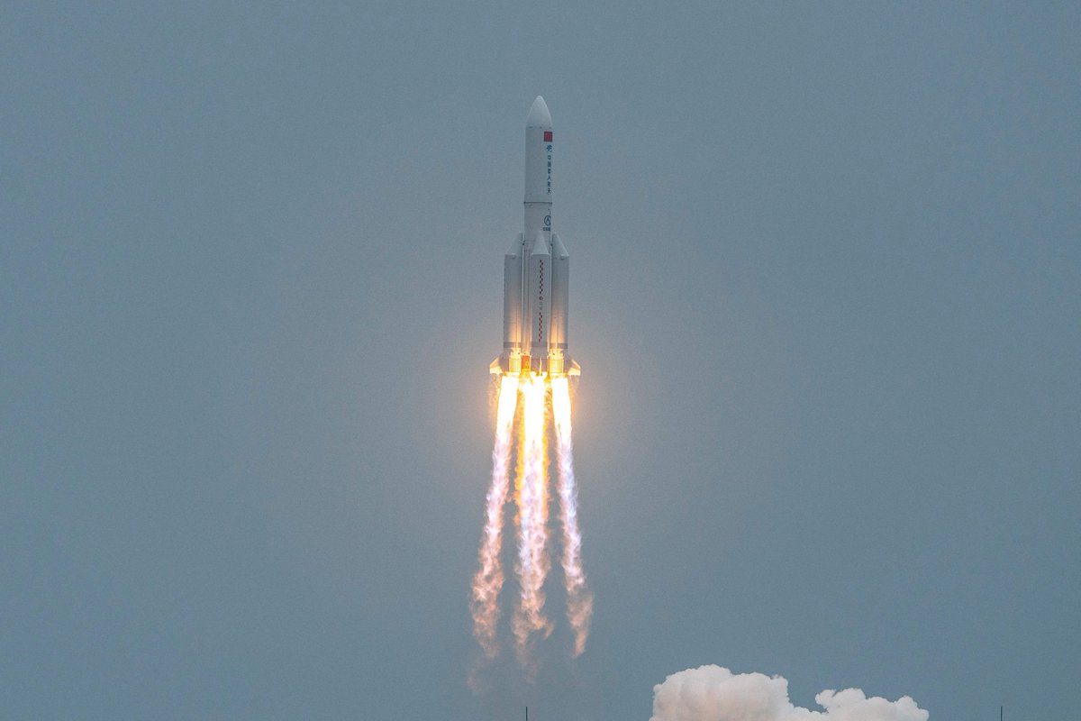 HORS DE CONTRÔLE | Une partie de la fusée chinoise dont la trajectoire de retour sur Terre était incertaine est entrée dans l’atmosphère tvanouvelles.ca/2021/05/09/une…
