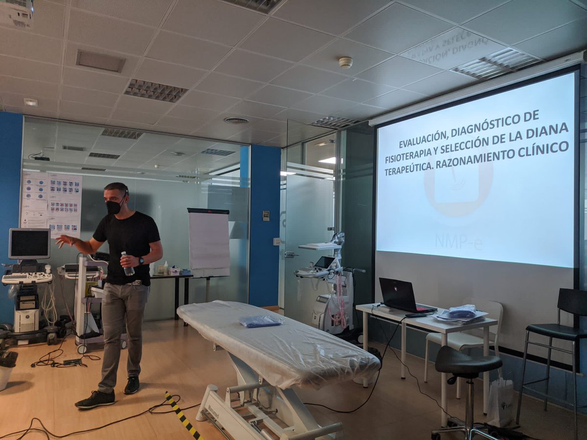 MOFI_FT's tweet photo. y el viernes por la tarde comenzaron el bloque de #Neuromodulacionpercutánea @NeuroMPercut de la mano del Prof. #ÓscarCarvaja @FisioOceano quien les adentró en el mundo de la neurofisiología #metodologia #nervio #extremidadinferior #razonamientoclinico #MOFI9 #NMPe #endomed484 https://t.co/izVpiUAmsF