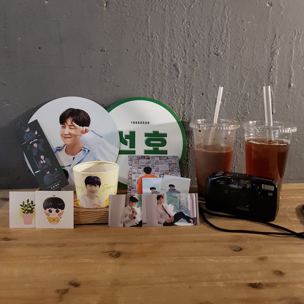 seonho__u_me's tweet photo. 선호와 잘 어울리는 초록초록한 카페가 너무 예뻤어요💚
예쁜 굿즈 많이 주셔서 감사해요🥰
#선호해서_더_따뜻한_우리의_봄 https://t.co/sgTUyRMkpA