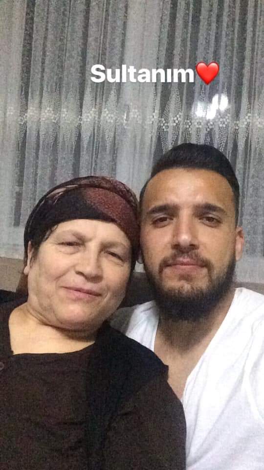 G__koc17's tweet photo. Başta evlatlarını vatan için feda eden, terörden evlatlarını kurtarmak için direnen ve salgın boyunca evlatlarından ayrı kalan sağlık çalışanı anneler olmak üzere kalbinde merhamet barındıran tüm annelerimizin #AnnelerGünü kutlu olsun.💐
#AnnelerGuenue https://t.co/JTWENxIfwf