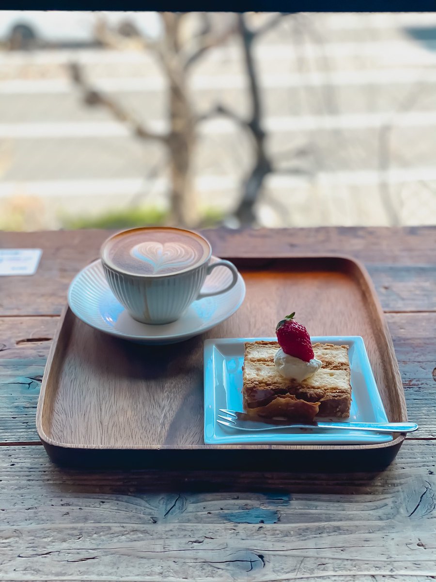 mapooo_t's tweet image. 東京、学芸大学駅にある「Factory &amp;amp; Labo 神乃珈琲」がステキ。広々とした店内で楽しめるミルフィーユとコーヒーの組み合わせが最高。1杯1杯丁寧に入れてくれるからめっちゃ美味しい。
ただ人気でお昼時は混んでる。

◾︎営業時間：9:00〜20:00
◾︎ 学芸大学駅から徒歩約10分🚶‍♂️