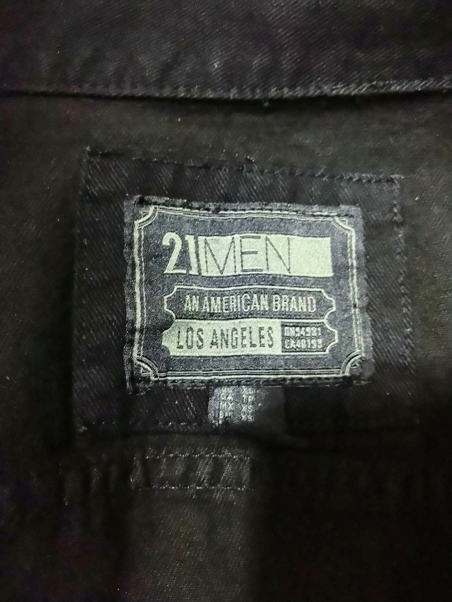 hiroshit666's tweet photo. 近所のセカストにて495円で購入のGジャン❗❗
黒いGジャン持ってたけど、袖のフィット感とか丈とか良い感じやったんで😅
とりあえずバッジ付けたけど、パッチとか貼ってカスタマイズするか…🤔
21menって今は亡きFOREVER21の男向けらしいな…
#21men
#Gジャン https://t.co/gl36SlVkjY