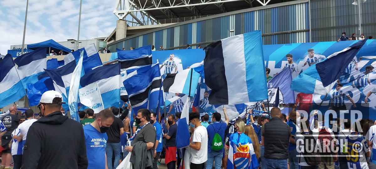 kitmediaoficial's tweet photo. DIRECTO ➡️ Sigue la celebración del ascenso desde el templo perico, el RCD Stadium, a la espera de los jugadores. Miles de aficionados se reúnen en las puertas del Estadio esperando al autocar.
#Objectiu21 | #RCDE | #FemXarxa. https://t.co/IewKO50O7V