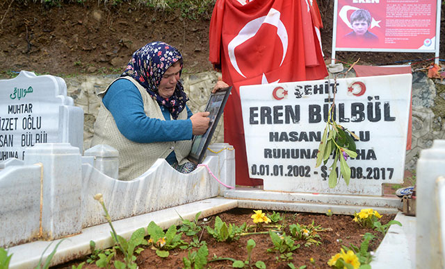 "Eren bekleyeceğim seni oğlum, çimenlerden topla, çiçeklerimi okuldan gelirken bana getir. Getirmezsen ben geleceğim. Hayallerinde kaldım oğlum. Annen kurban olsun yüzüne." 

#AnnelerGünü’n kutlu olsun Ayşe Anne...
